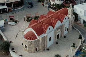 Ο παλιός ναός του Τιμίου Προδρόμου στον Κόρνο: εκεί που η πίστη φωτίζει τον χρόνο