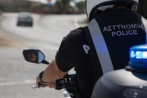 Επεισοδιακή καταδίωξη μοτοσικλετιστή:Χτύπησε αστυνομικό και καρφώθηκε σε όχημα