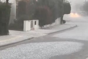 Δεν λέει να καλοκαιριάσει: Μέχρι πότε θα συνεχίσουν οι βροχές κι οι καταιγίδες Θα δούμε ξανά χαλάζι