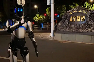 Ρεκόρ Γκίνες για ανθρωπόμορφο ρομπότ - Περπάτησε 106 χλμ σε 3 ημέρες (VID)