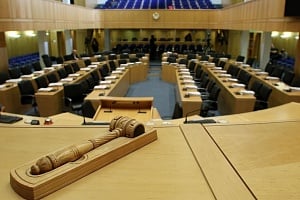 Βουλή: ΔΗΣΥ, ΔΗΚΟ και ΕΛΑΜ «κλείδωσαν» τις Προεδρίες των Επιτροπών – Οι κερδισμένοι, οι συμβιβασμοί και τα πολιτικά μηνύματα