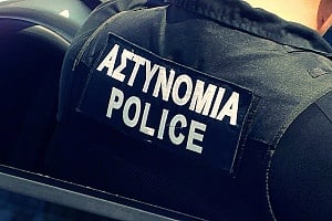 «Ξάφρισε» τρία αυτοκίνητα στην ίδια περιοχή και κυκλοφορούσε με ναρκωτικά Χειροπέδες σε 23χρονο, καταζητείται ο συνεργός του