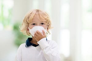 COVID: Πώς επηρεάζει την ανάπτυξη στα μικρά παιδιά;