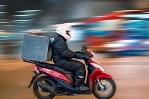 Διακόπτονται τα ντελίβερι για τέσσερις ώρες ελέω καύσωνα-Συστάσεις Τμήματος Επιθεώρησης Εργασίας