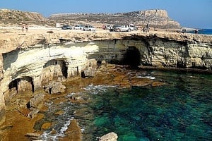 Νεαρός τραυματίστηκε στις θαλασσινές σπηλιές και τον διέσωσε η Πυροβεστική