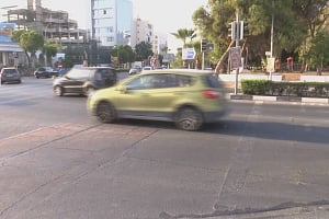 ΦΩΤΟ: Φώτα τροχαίας με κάμερες σε δρόμο... με σβησμένες γραμμές και τα πρόστιμα «βροχή»