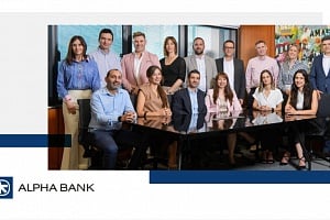 &Eta; Alpha Bank &Kappa;ύ&pi;&rho;&omicron;&upsilon; &epsilon;&nu;&iota;&sigma;&chi;ύ&epsilon;&iota; &tau;&omicron; &pi;&epsilon;&lambda;&alpha;&tau;&omicron;&kappa;&epsilon;&nu;&tau;&rho;&iota;&kappa;ό &tau;&eta;&sigmaf; &mu;&omicron;&nu;&tau;έ&lambda;&omicron; &mu;&epsilon; &nu;έ&alpha; &sigma;&tau;&rho;&alpha;&tau;&eta;&gamma;&iota;&kappa;ή &epsilon;&pi;έ&nu;&delta;&upsilon;&sigma;&eta; &sigma;&tau;&omicron;&nu; Alpha Bank &Kappa;ύ&pi;&rho;&omicron;&upsilon;