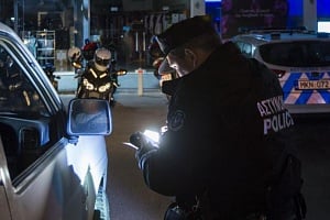 Άγνωστοι χτύπησαν αυτοκίνητο πολίτη την ώρα που σταμάτησε για έλεγχο