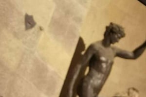 Σάλος στη Φλωρεντία με άσεμνες φωτογραφίες που έβγαλε μια τουρίστρια με ένα άγαλμα (pic)