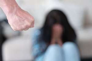 Ελλάδα: Η αναφορά-σοκ του γιατρού για τα τραύματα που προκάλεσε ο ποινικολόγος στη σύζυγό του