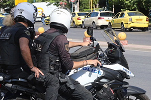 Ελλάδα: Δολοφονία στο Χαλάνδρι 28χρονος σκότωσε την 47χρονη σύντροφό του στην είσοδο πολυκατοικίας