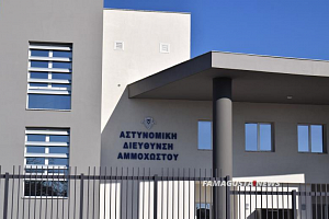 ΕΙΚΟΝΑ / Θρύψαλα η είσοδος καταστήματος στο Φρέναρος «Καρφώθηκε» αυτοκίνητο