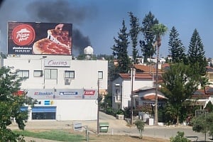 Ξέσπασε φωτιά κοντά σε καταστήματα στη Λευκωσία (vid+pics)