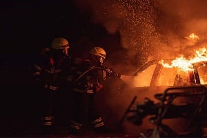 Λάρνακα: Στις φλόγες 4 οχήματα που ήταν στα διυλιστήρια
