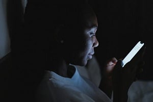 Νυχτερινή χρήση smartphone: Αυξάνει ή μειώνει τον αυτοκτονικό κίνδυνο;