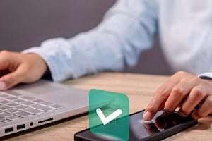 Με επαλήθευση ηλικίας η πρόσβαση σε online πορνογραφικό περιεχόμενο – Οι αντιδράσεις που προκαλεί το μέτρο