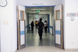 Τραγικές εικόνες στο ΤΑΕΠ Λάρνακας: Ασθενείς στον διάδρομο με ορούς στον τοίχο