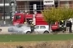 ΒΙΝΤΕΟ: Όχημα έπιασε φωτιά σε κεντρικό δρόμο της Λακατάμειας