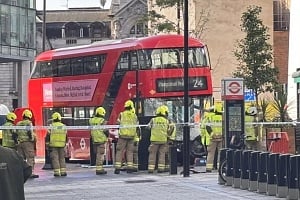 ΒΙΝΤΕΟ: Λεωφορείο παρέσυρε πεζούς στο Λονδίνο-Αναφορές για πολλούς τραυματίες