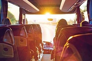 Σοβαρά θέματα ασφάλειας των παιδιών που μεταφέρονται με λεωφορεία σε φροντιστήρια και σχολές-Χωρίς σήμανση ή ειδικό χρώμα