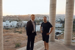 &Tau;&omicron; &Chi;ό&lambda;&iota;&gamma;&omicron;&upsilon;&nu;&tau; έ&rho;&chi;&epsilon;&tau;&alpha;&iota; &sigma;&tau;&eta;&nu; &Kappa;ύ&pi;&rho;&omicron; &mu;&epsilon; &tau;&omicron;&nu; Clive Owen &nu;&alpha; &pi;&rho;&omega;&tau;&alpha;&gamma;&omega;&nu;&iota;&sigma;&tau;&epsilon;ί &sigma;&tau;&omicron; &theta;&rho;ί&lambda;&epsilon;&rho; &delta;&rho;ά&sigma;&eta;&sigmaf; Scorpion &tau;&eta;&sigmaf; Copper Island