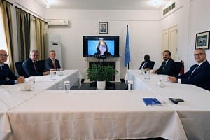 Συναντώνται οι διαπραγματευτές πριν από την Τριμερή