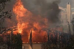 Χάος στο Λος Άντζελες - Στους πέντε οι νεκροί από τις μαινόμενες πυρκαγιές - Δείτε βίντεο και φωτογραφίες