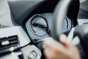 Άγιο είχε Κύπριος οδηγός: Έπεσε τεράστιο κλαδί στο παρμπρίζ του ενώ ήταν μέσα «Να μη πάθει κανείς αυτό που έπαθα» (ΕΙΚΟΝΕΣ)