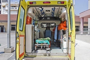 Άνδρας χωρίς αναπνοές στο χώρο στάθμευσης του Mall: Σωτήρια παρέμβαση προσωπικού του εμπορικού κέντρου Ανάνηψε στο ασθενοφόρο