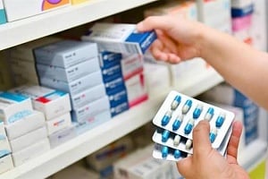 «Καμπάνες» από τον ΟΑΥ σε τρεις γιατρούς – Παράνομες συνταγογραφήσεις ορμονών και χρεώσεις εξετάσεων που δεν έγιναν