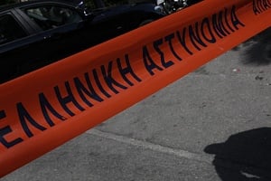 Γυναικοκτονία στη Θεσσαλονίκη: Σκότωσε τη γυναίκα του και μαχαίρωσε τον γιο τους