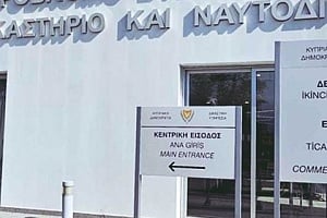 Επιδείκνυε τα γεννητικά του όργανα και αυνανιζόταν δημοσίως-Το απέδωσε σε... ορμονικές διαταραχές η υπεράσπιση