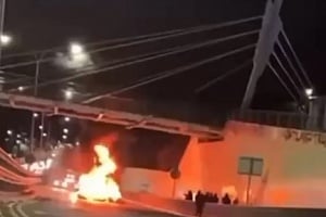 ΒΙΝΤΕΟ: Εικόνες χάους λόγω «ACAB», έβαλαν φωτιά σε κυκλικό κόμβο