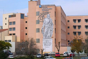 Ελλάδα: Αυτοκίνητο παρέσυρε και τραυμάτισε δύο νεαρές νοσηλεύτριες έξω από το νοσοκομείο Λάρισας