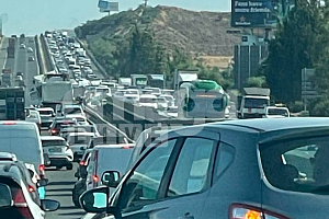 Έξαλλοι οι πολίτες με το αδιανόητο χάος που επικράτησε για ώρες στον αυτοκινητόδρομο «Εγκλωβίστηκε» και εγκυμονούσα