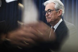 Ο Τραμπ βάζει ξανά στο στόχαστρο τον Πάουελ λέγοντας πως «πλήττει» τον στεγαστικό τομέα