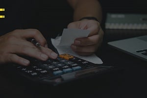 &Tau;έ&lambda;&omicron;&sigmaf; &tau;&omicron; &laquo;&mu;&iota;&sigma;&theta;ό&sigmaf; &alpha;&nu;&alpha;&lambda;ό&gamma;&omega;&sigmaf; &pi;&rho;&omicron;&sigma;ό&nu;&tau;&omega;&nu;&raquo;: &Tau;&iota; &alpha;&lambda;&lambda;ά&zeta;&epsilon;&iota; &sigma;&tau;&iota;&sigmaf; &alpha;&gamma;&gamma;&epsilon;&lambda;ί&epsilon;&sigmaf; &epsilon;&rho;&gamma;&alpha;&sigma;ί&alpha;&sigmaf; &sigma;&tau;&eta;&nu; &Kappa;ύ&pi;&rho;&omicron;