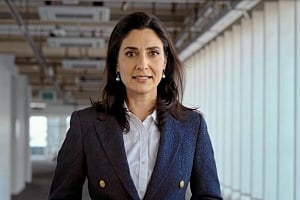 Το Channel 4 έφτιαξε την πρώτη ΑΙ δημοσιογράφο!