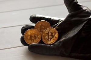 Κατάφερε να τον πείσει να επενδύσει σε κρυπτονομίσματα και του απέσπασε πάνω από 28 χιλιάδες ευρώ