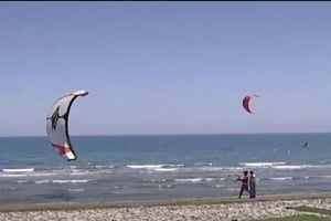 Kitesurfing: Ο «δαμασμός» κυμάτων, η αδρεναλίνη στα ύψη και το εντυπωσιακό θέαμα