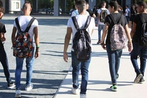 Ασφάλεια στα σχολεία ζητούν οι γονείς: «Η πολιτεία πρέπει να παρακολουθεί τα παιδιά όλο το 24ωρο» decoding=async