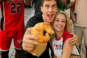 Το απρόσμενο δώρο της Στυλιάνας στον Φειδία: Οι καμβάδες… που έφτιαξε με το στήθος και τα οπίσθιά της (βίντεο)