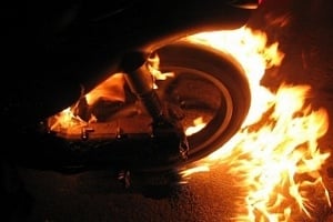 Εν κινήσει μοτοσικλέτα «άρπαξε» φωτιά Επεκτάθηκε τριγύρω
