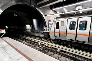 Πανικός στο Μετρό στην Αθήνα: Επιβάτης έβγαλε μαχαίρι μέσα στον συρμό