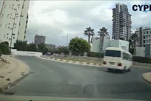 ΒΙΝΤΕΟ: Οδηγός λεωφορείου μπήκε ανάποδα σε κυκλικό κόμβο στη Λεμεσό