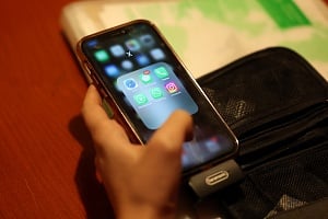 «Φρένο» στα social media για ανήλικους: Πώς επηρεάζεται η Κύπρος από τις αλλαγές στην ΕΕ