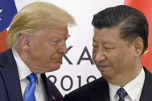 Οι ΗΠΑ «παγώνουν» τις κυρώσεις κατά της κινεζικής υπηρεσίας κατασκοπείας για να διατηρηθεί η εμπορική εκεχειρία