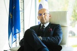 &Eta; &Epsilon;&upsilon;&rho;ώ&pi;&eta; &mu;&pi;&rho;&omicron;&sigma;&tau;ά &sigma;&epsilon; &mu;&iota;&alpha; &sigma;&iota;&omega;&pi;&eta;&lambda;ή &kappa;&rho;ί&sigma;&eta; &alpha;&nu;&theta;&rho;ώ&pi;&iota;&nu;&omicron;&upsilon; &kappa;&epsilon;&phi;&alpha;&lambda;&alpha;ί&omicron;&upsilon;