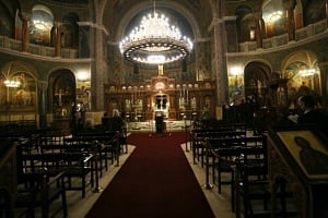 «Ανεπιθύμητοι» επειδή είναι γκέι: Μοναστήρι απέκλεισε ζευγάρι από εκκλησιασμό Πυρά Κυριακού προς μοναχούς