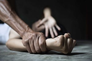 Θρίλερ στην Ελλάδα: Δασκάλα 39 ετών κατήγγειλε ότι τη βίασαν ομαδικά τρεις άνδρες «Με έσπασαν στο ξύλο»